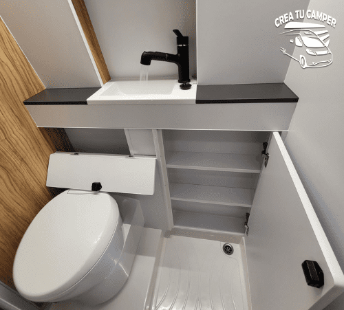 Cómo-maximizar-el-espacio-del-baño-en-la-camper